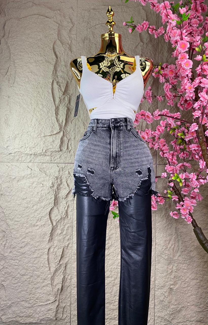 SHORT CON PANTALON EN VINIPIEL NEGRO