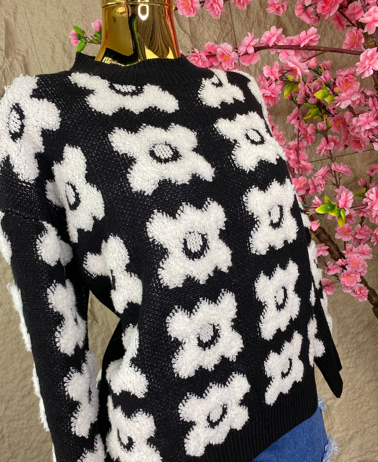 SWEATER FLORES BORDADAS NEGRO