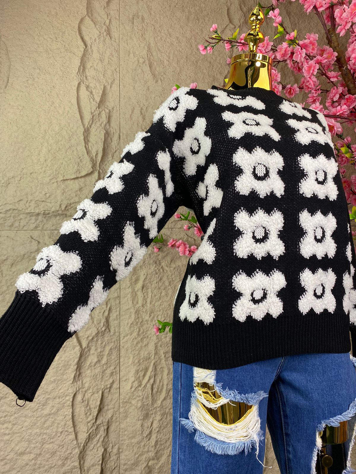 SWEATER FLORES BORDADAS NEGRO