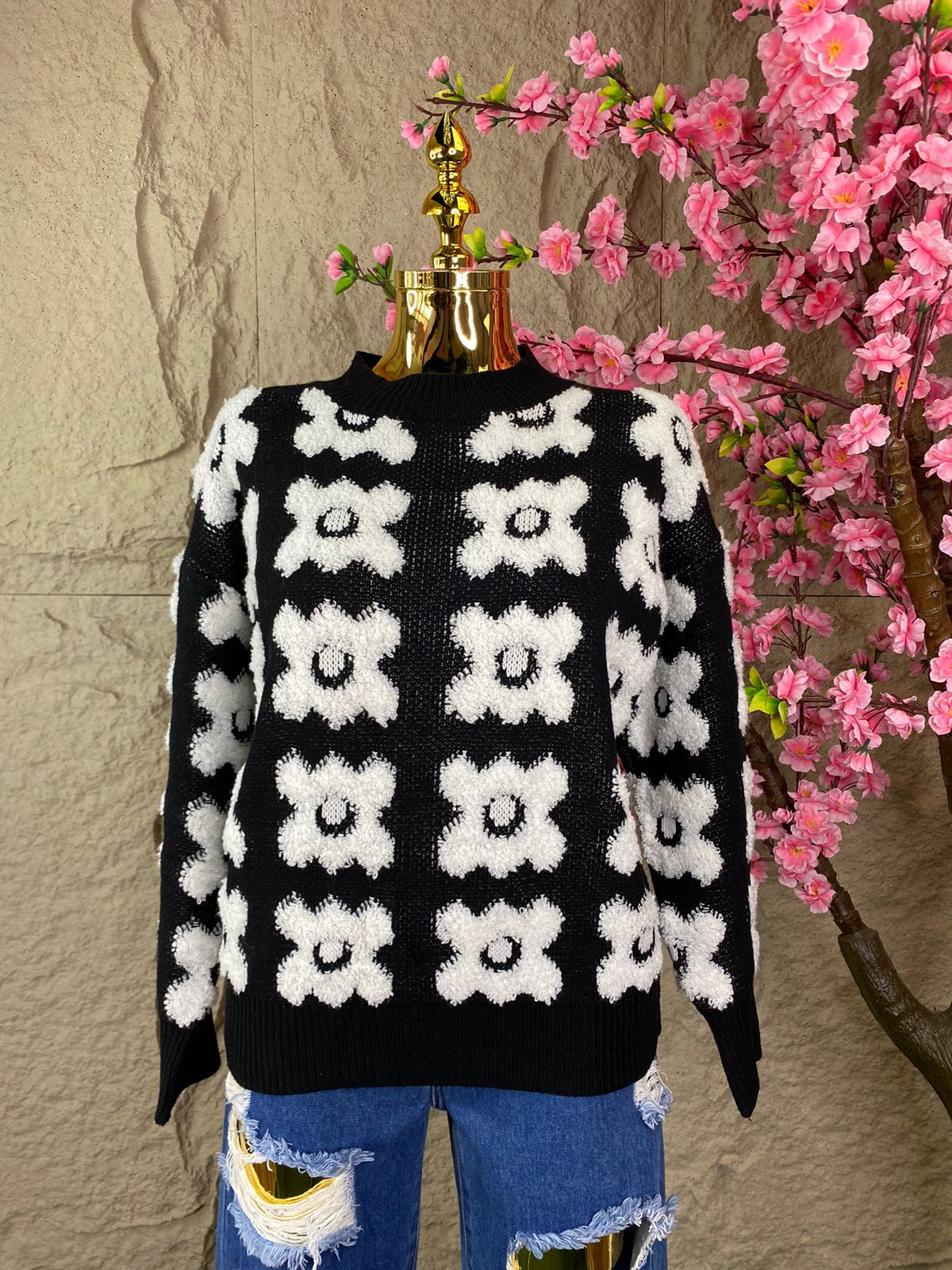 SWEATER FLORES BORDADAS NEGRO