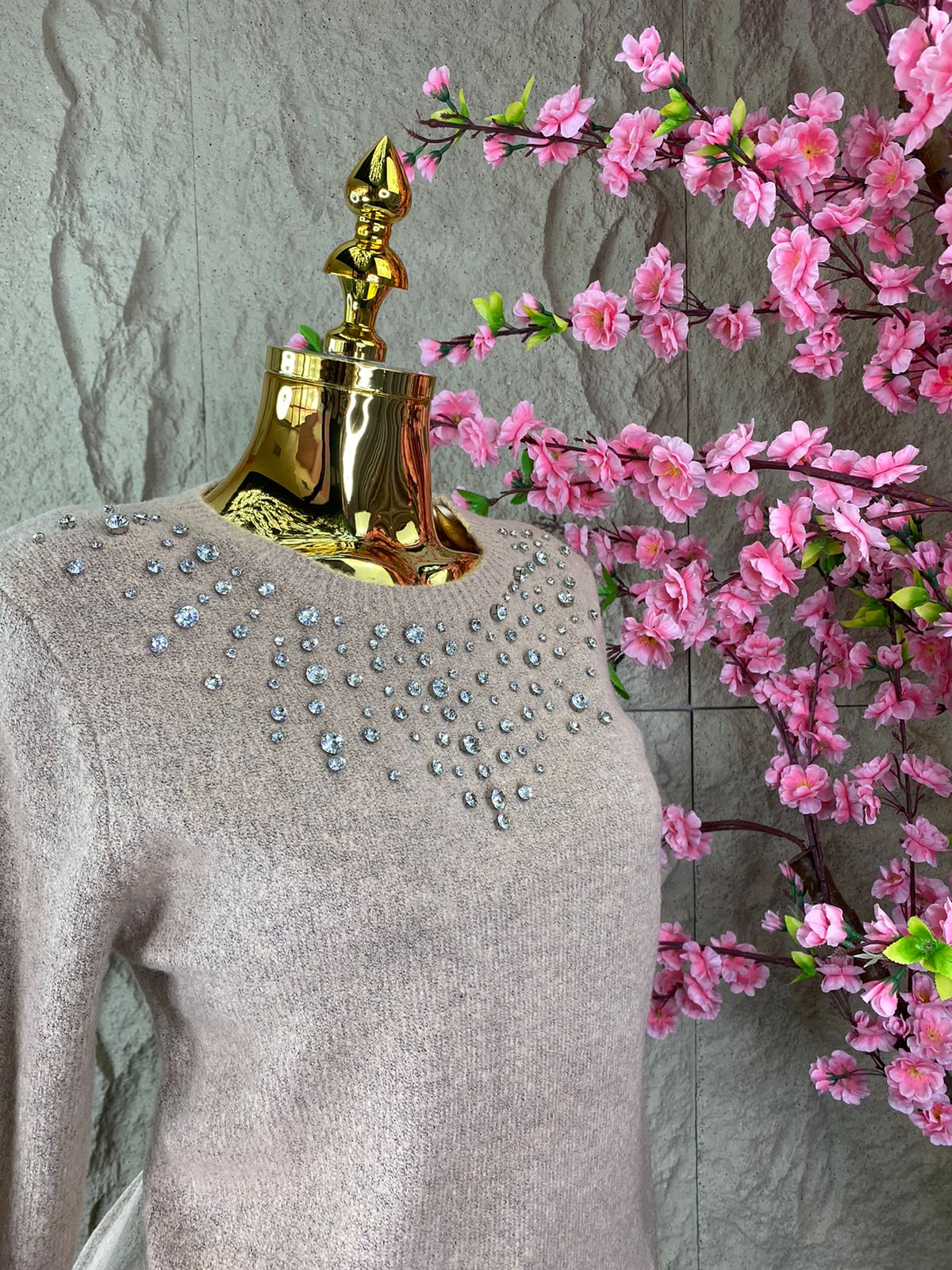 SWEATER CON BROQUELES PALO DE ROSA