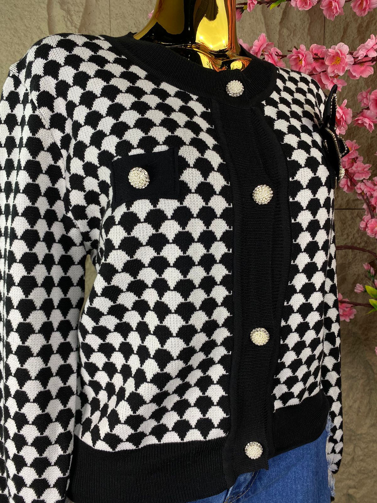 SWEATER CON BOTONES Y PERLITAS BCO/NGO