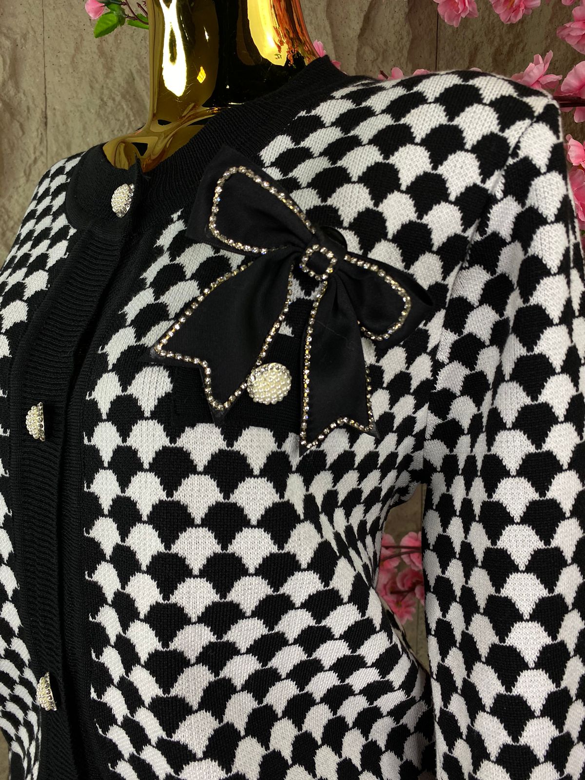 SWEATER CON BOTONES Y PERLITAS BCO/NGO