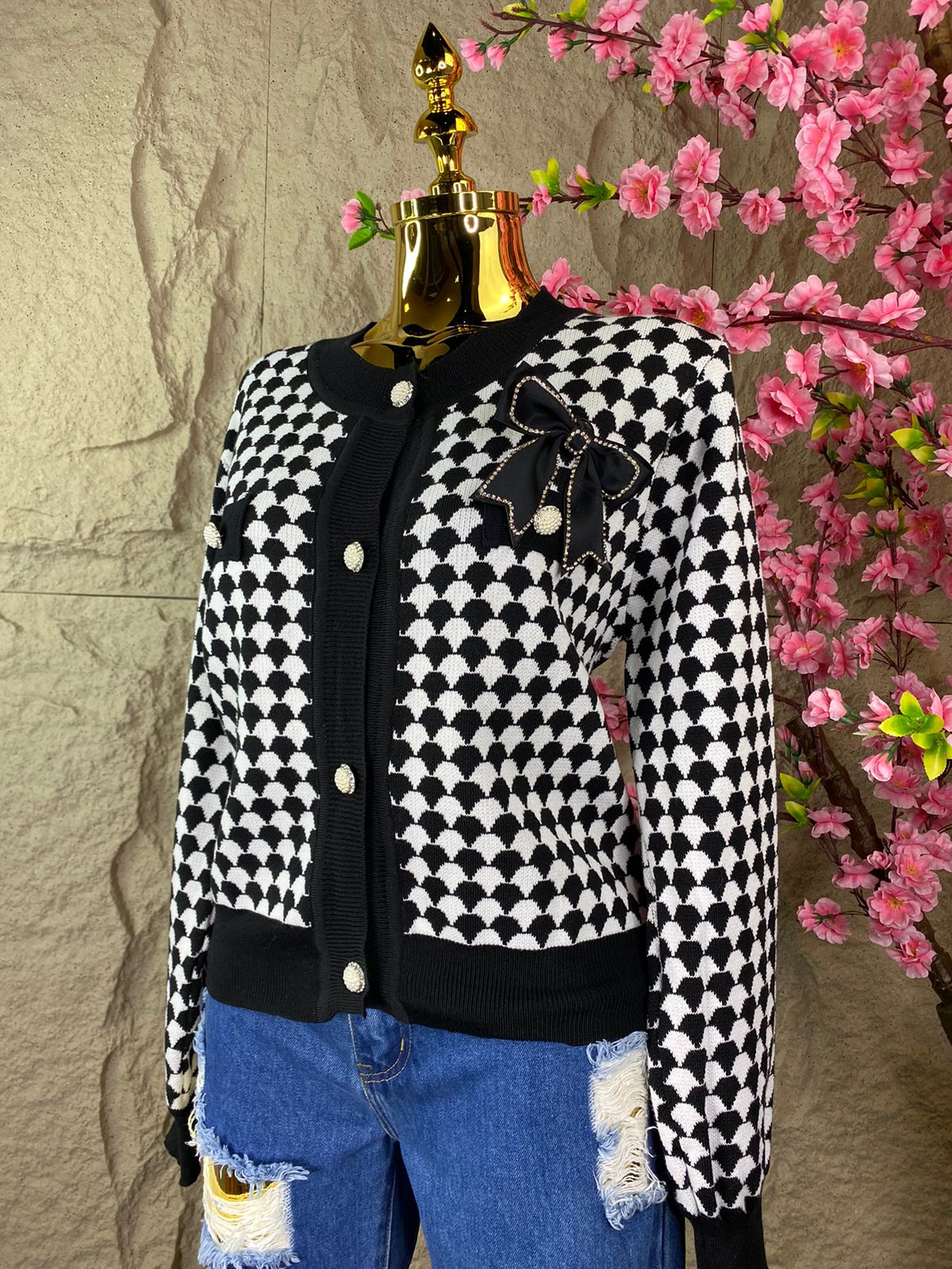 SWEATER CON BOTONES Y PERLITAS BCO/NGO