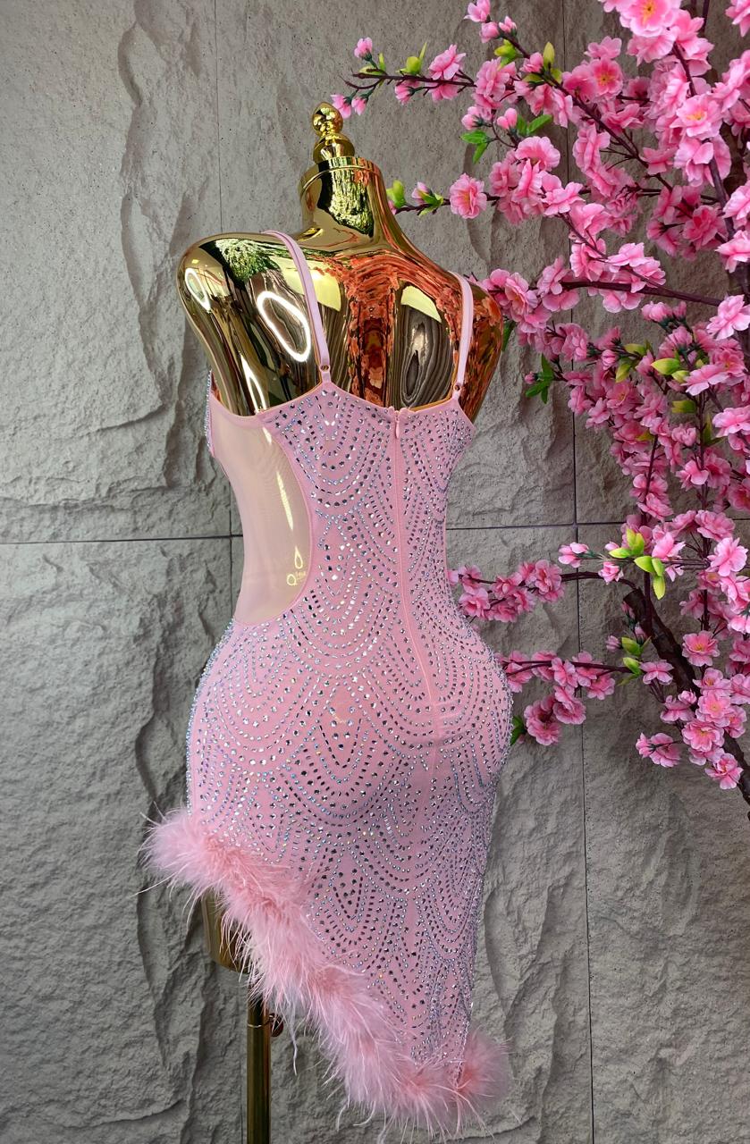 VESTIDO CORTE DIAGONAL CON TRANSPARENCIAS BRILLOS Y PLUMAS PALO DE ROSA