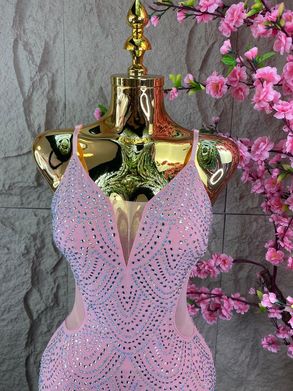 VESTIDO CORTE DIAGONAL CON TRANSPARENCIAS BRILLOS Y PLUMAS PALO DE ROSA