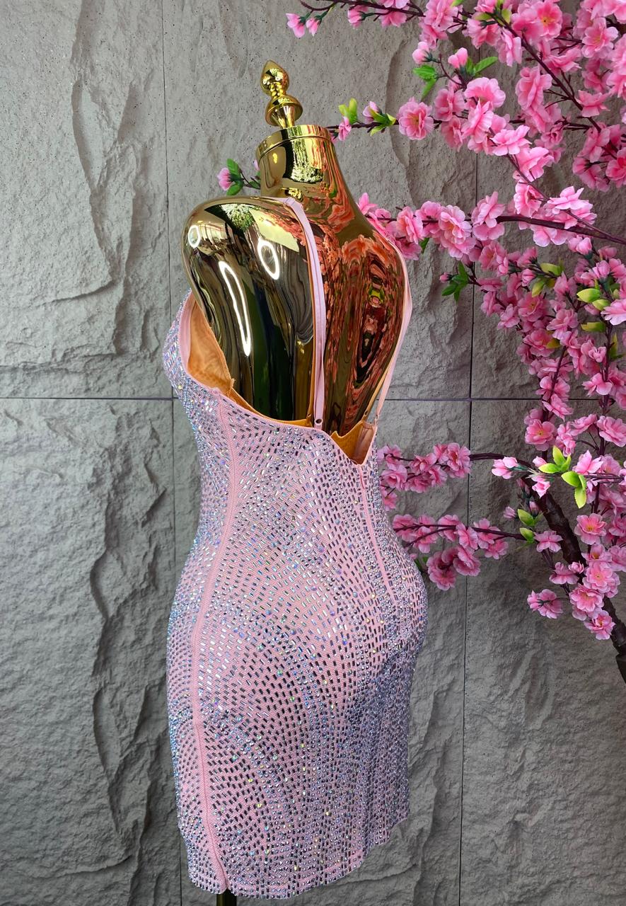 VESTIDO CORTO CON TIRANTES, FLECOS TRANSPARENCIAS Y CRISTALES CORAL