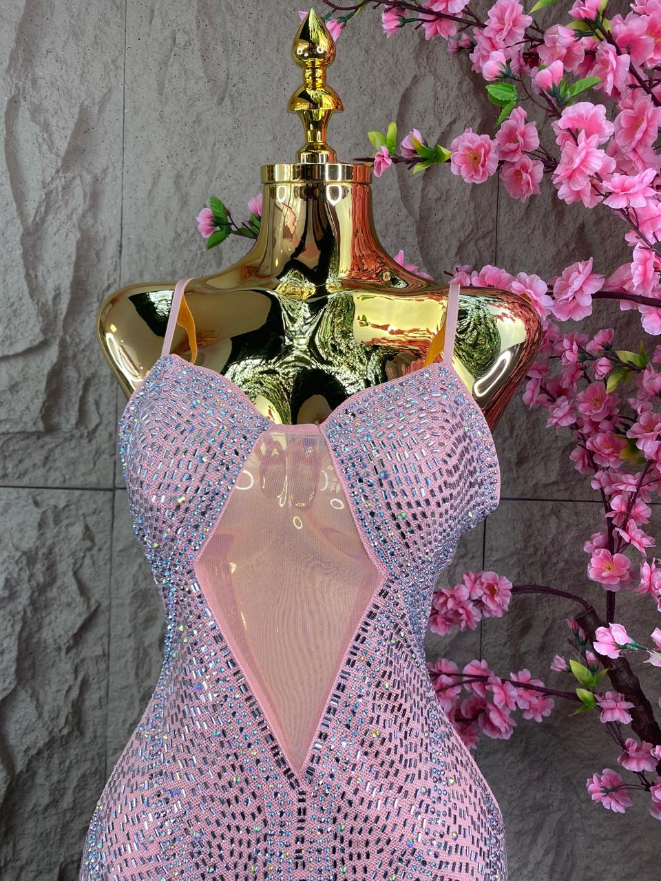 VESTIDO CORTO CON TIRANTES, FLECOS TRANSPARENCIAS Y CRISTALES CORAL