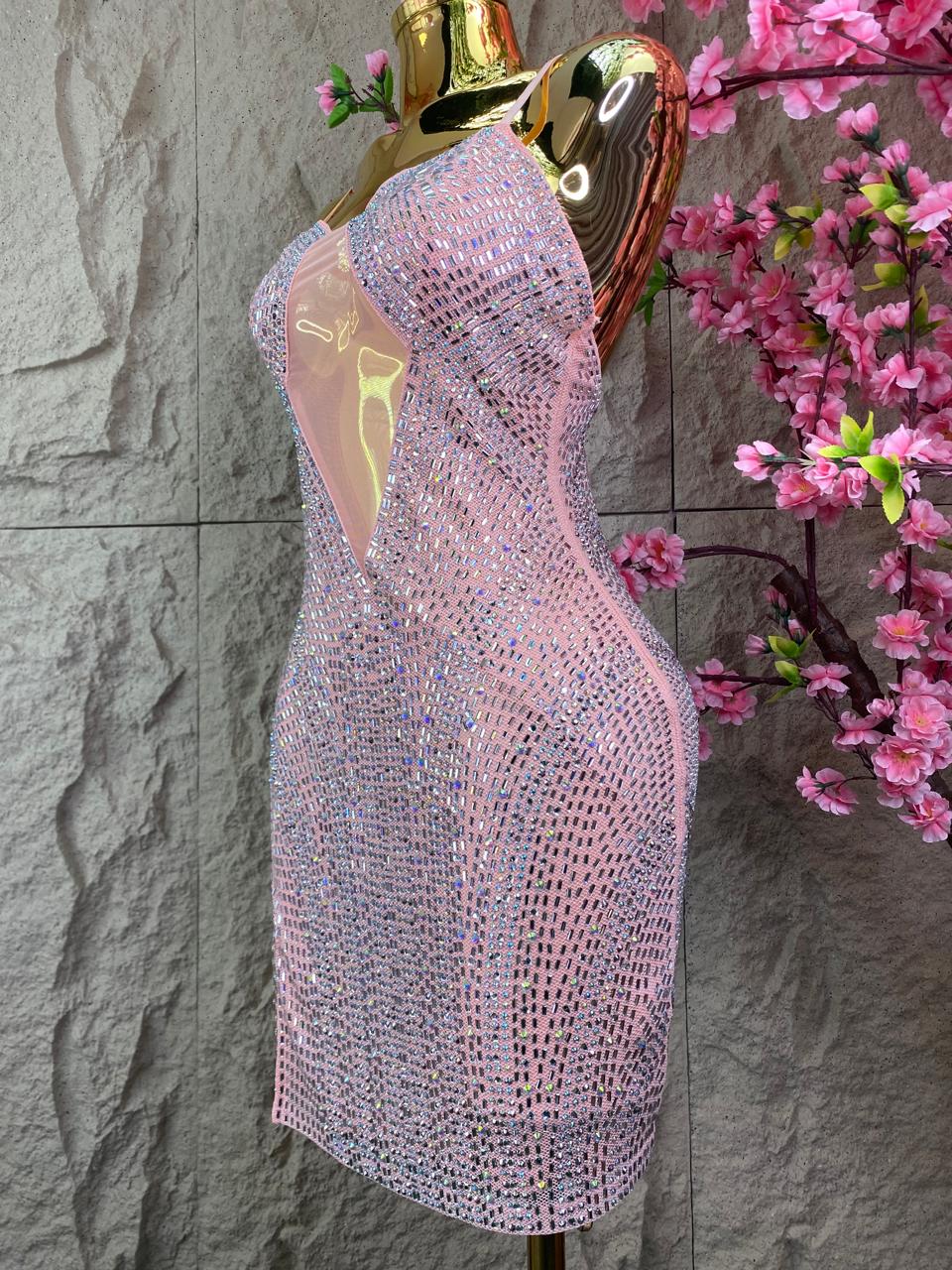 VESTIDO CORTO CON TIRANTES, FLECOS TRANSPARENCIAS Y CRISTALES CORAL