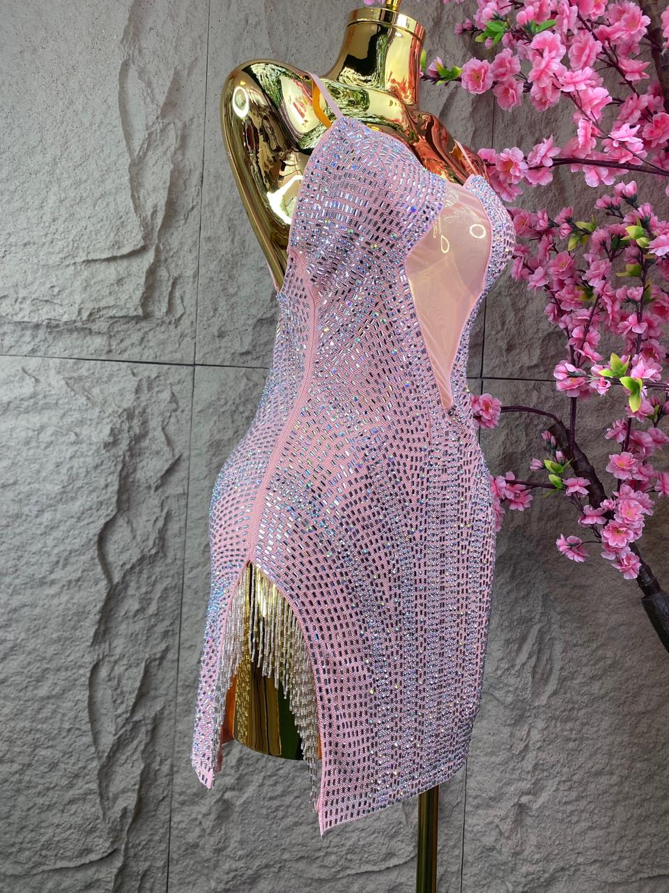 VESTIDO CORTO CON TIRANTES, FLECOS TRANSPARENCIAS Y CRISTALES CORAL