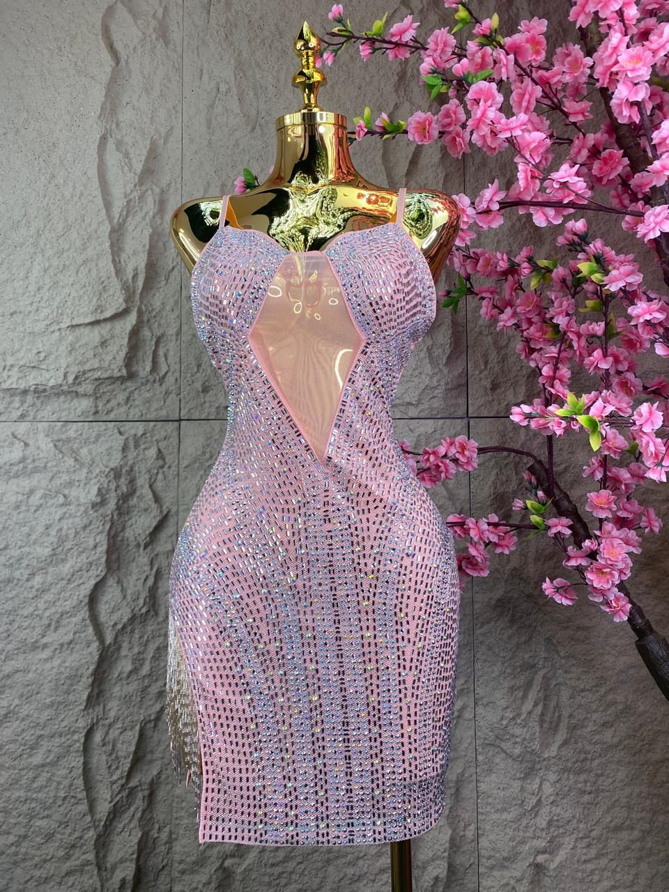 VESTIDO CORTO CON TIRANTES, FLECOS TRANSPARENCIAS Y CRISTALES CORAL