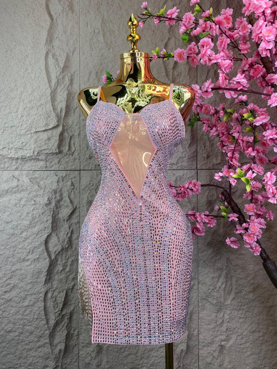 VESTIDO CORTO CON TIRANTES, FLECOS TRANSPARENCIAS Y CRISTALES CORAL