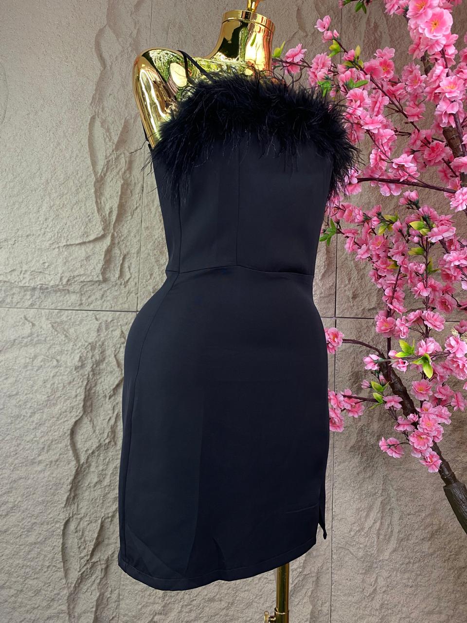 VESTIDO CON TIRANTES Y PLUMAS AL FRENTE NEGRO