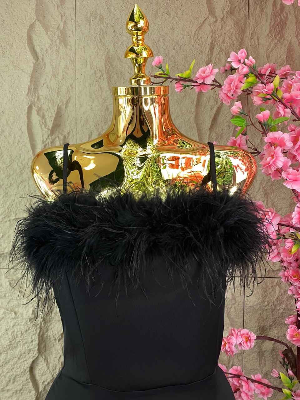 VESTIDO CON TIRANTES Y PLUMAS AL FRENTE NEGRO
