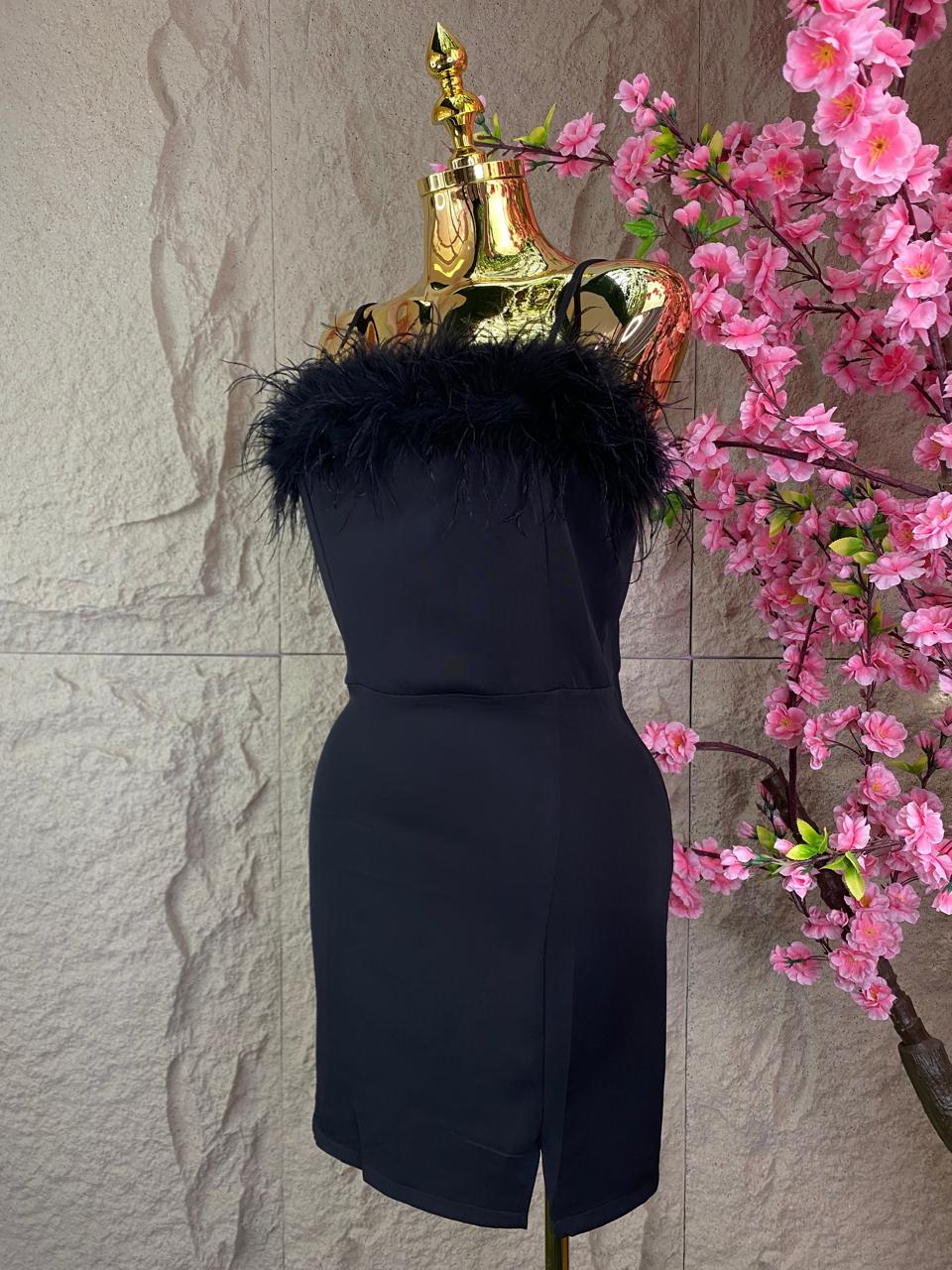 VESTIDO CON TIRANTES Y PLUMAS AL FRENTE NEGRO