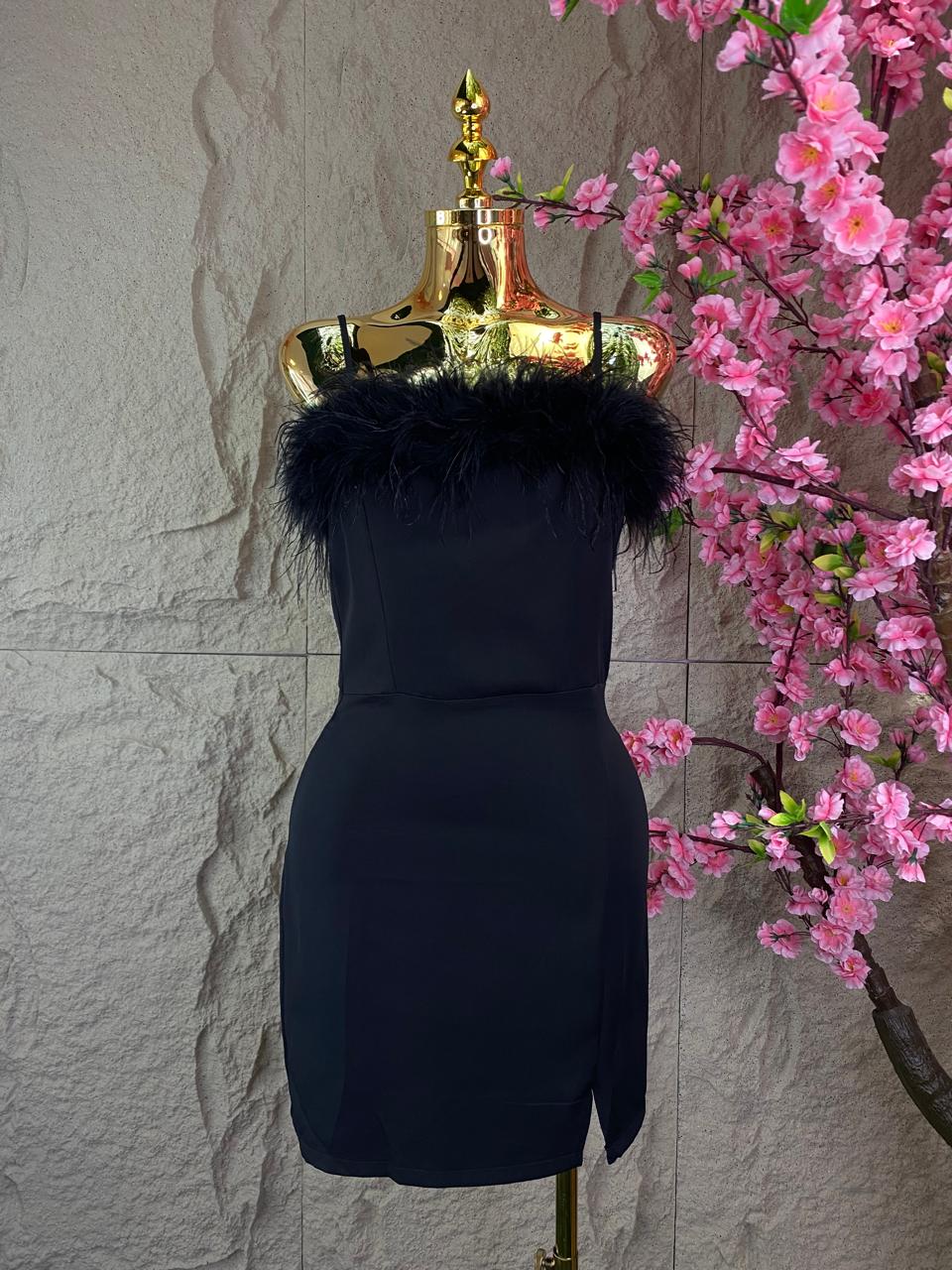 VESTIDO CON TIRANTES Y PLUMAS AL FRENTE NEGRO