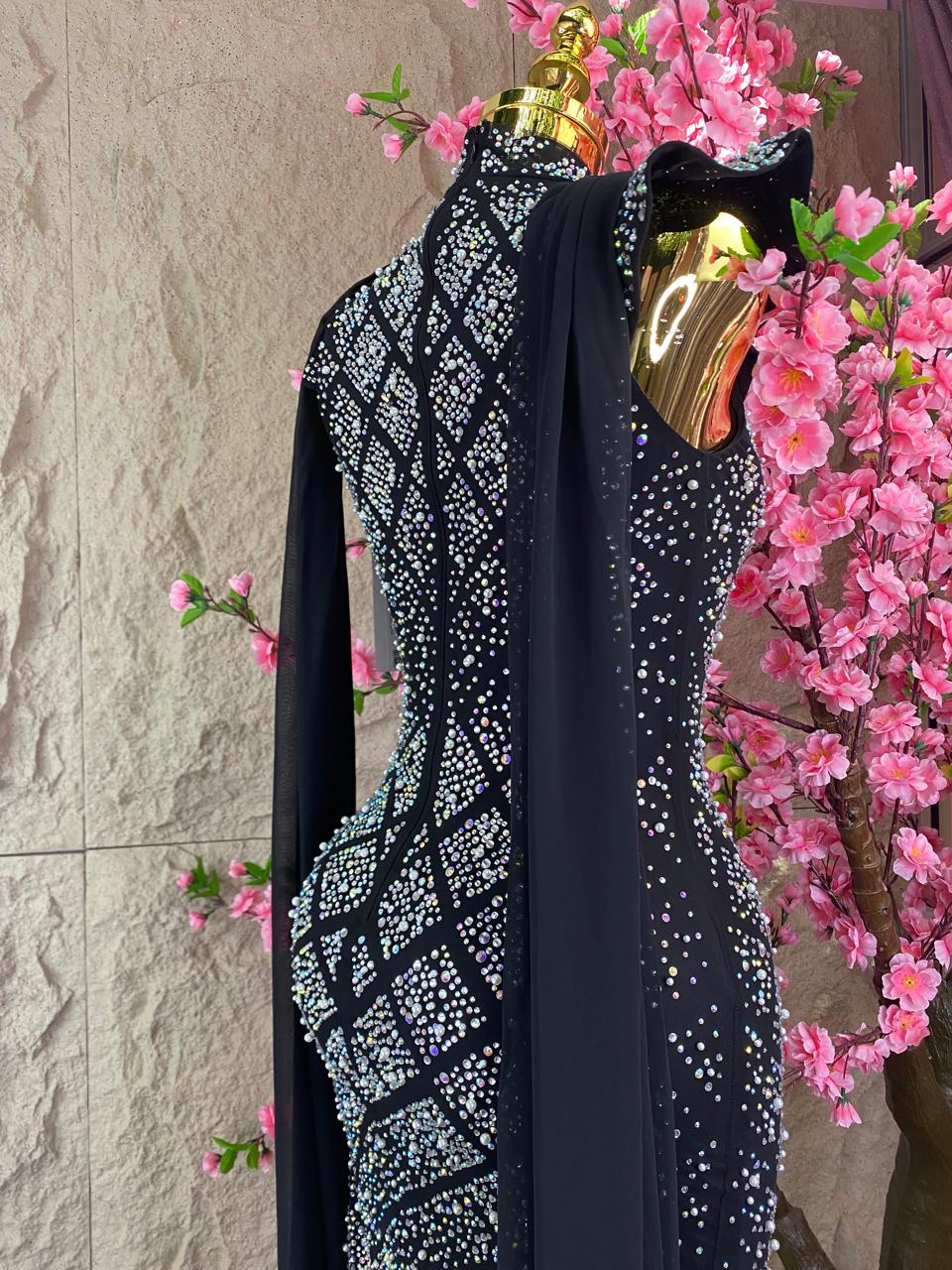 VESTIDO CON ROMBOS BRILLANTES Y VELO EN MANGAS NEGRO