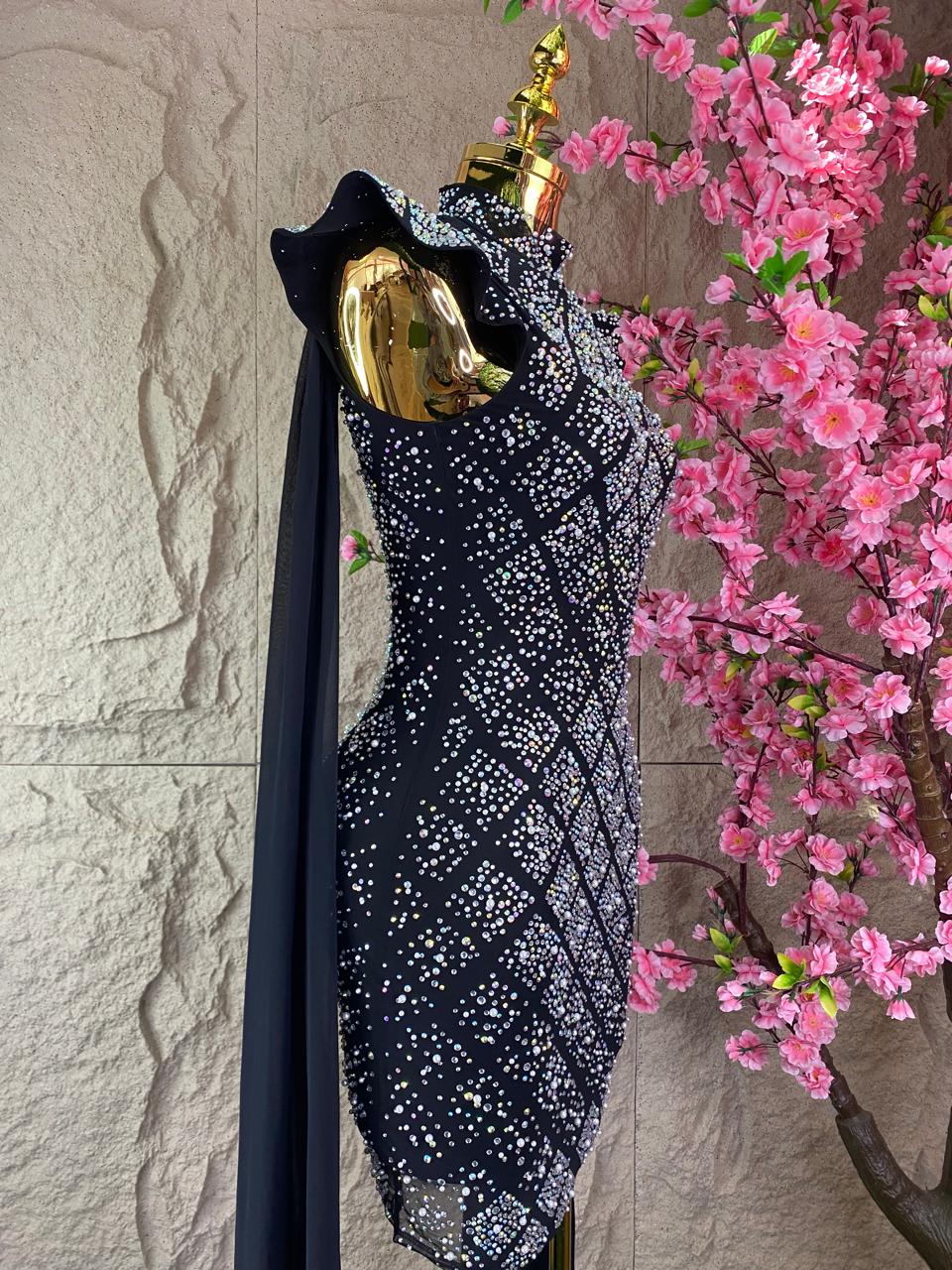 VESTIDO CON ROMBOS BRILLANTES Y VELO EN MANGAS NEGRO