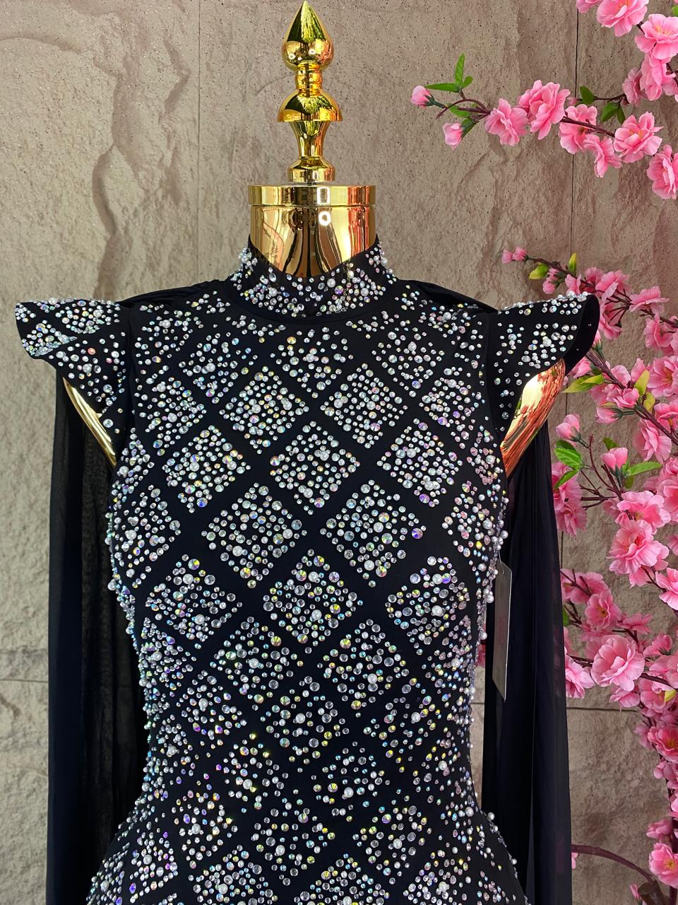 VESTIDO CON ROMBOS BRILLANTES Y VELO EN MANGAS NEGRO