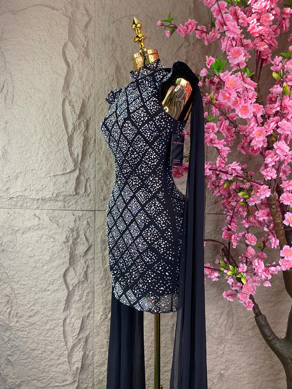 VESTIDO CON ROMBOS BRILLANTES Y VELO EN MANGAS NEGRO