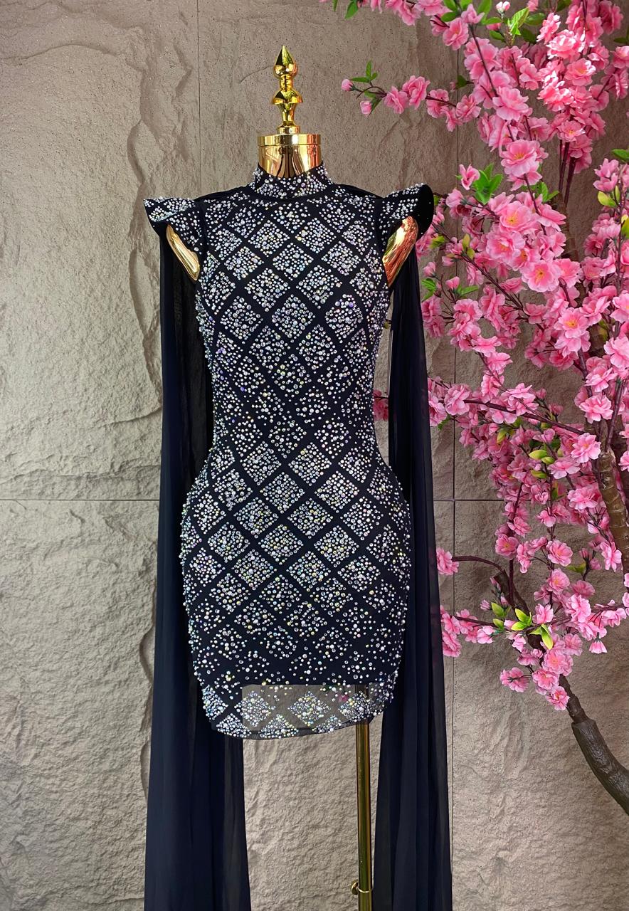 VESTIDO CON ROMBOS BRILLANTES Y VELO EN MANGAS NEGRO