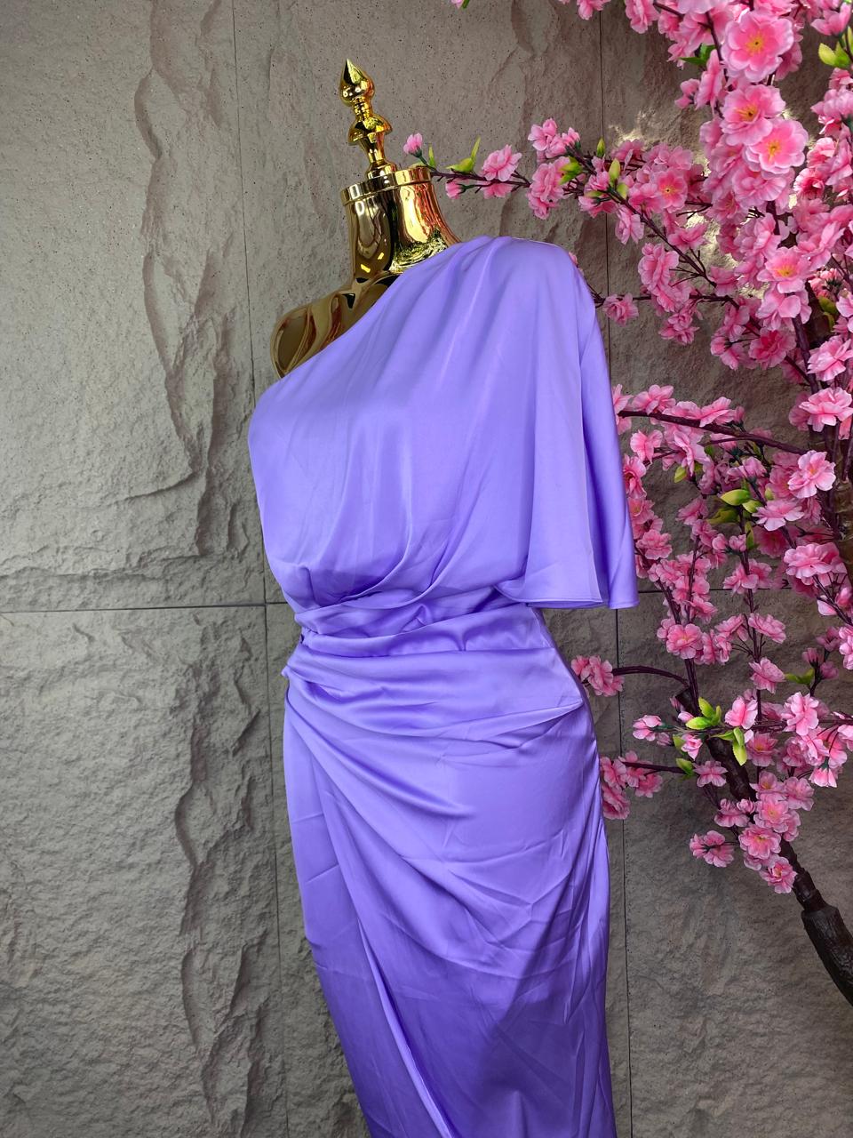 VESTIDO A UN HOMBRO CON OLANES