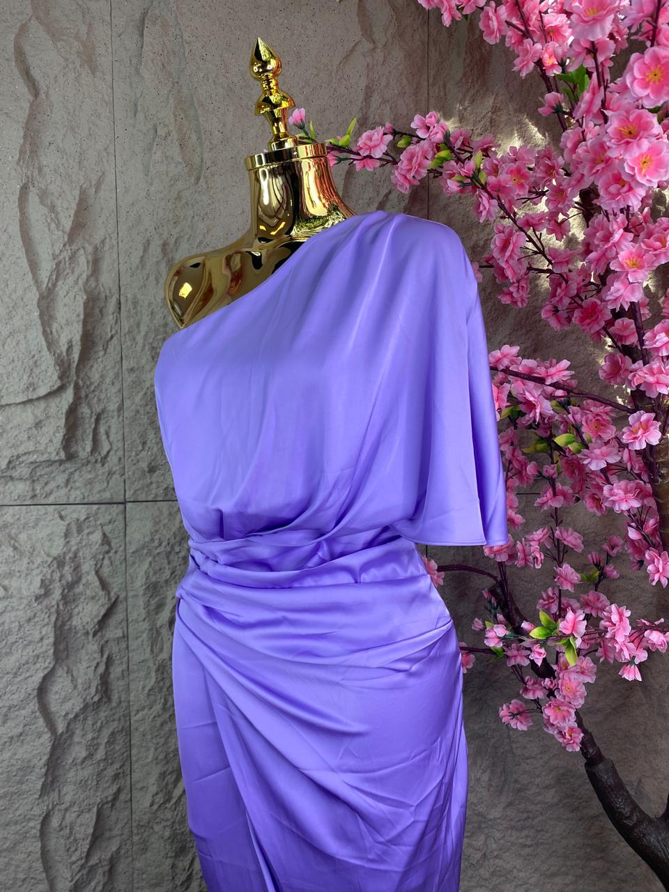 VESTIDO A UN HOMBRO CON OLANES
