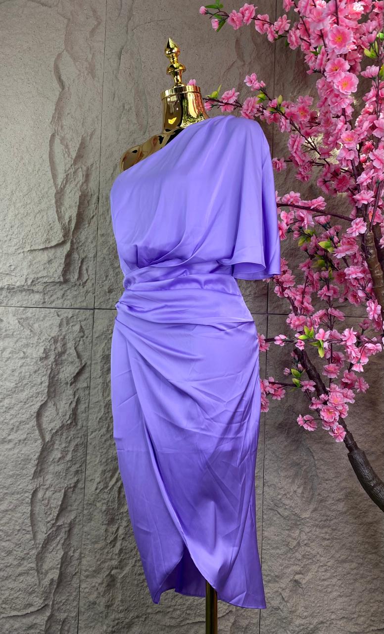 VESTIDO A UN HOMBRO CON OLANES