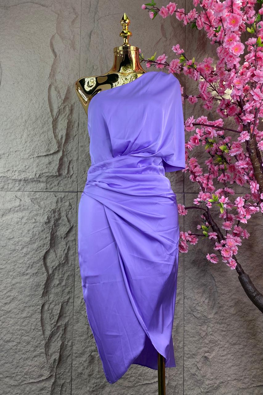 VESTIDO A UN HOMBRO CON OLANES