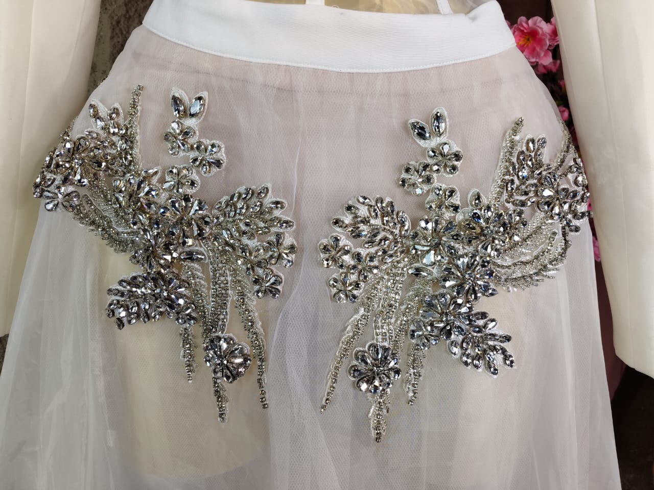 VESTIDO DE TUL Y SACO CORTO CON APPS BLANCO