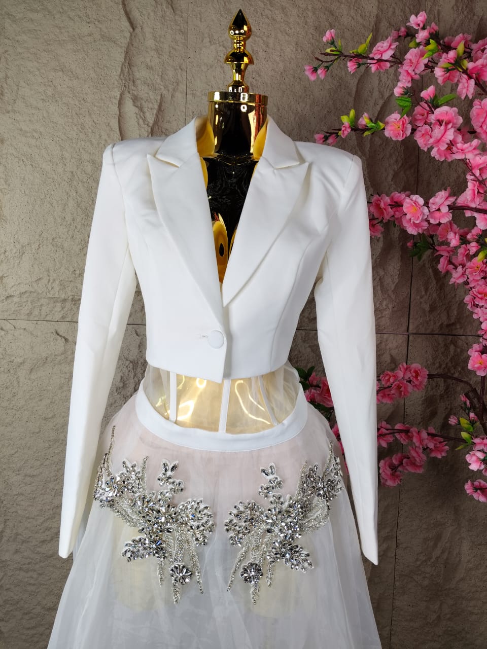 VESTIDO DE TUL Y SACO CORTO CON APPS BLANCO