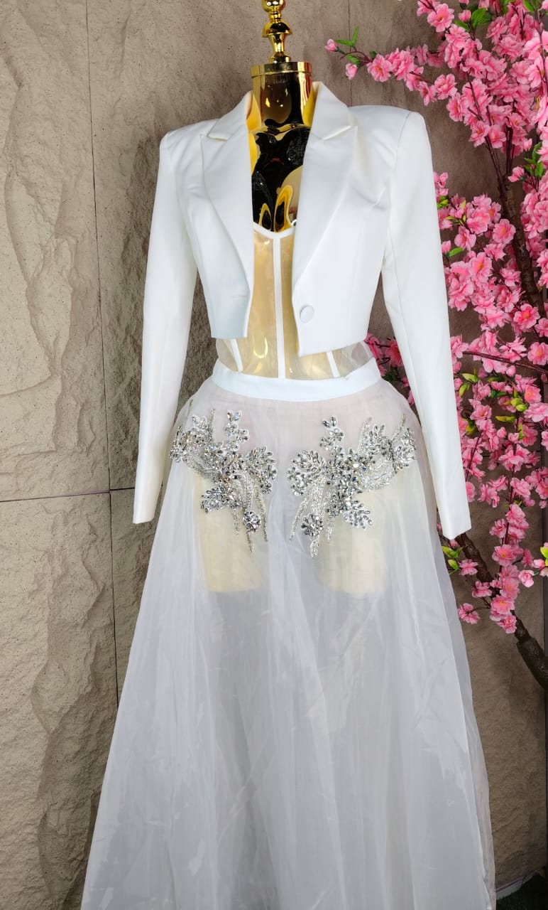 VESTIDO DE TUL Y SACO CORTO CON APPS BLANCO