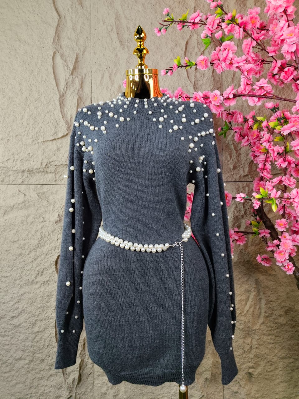 VESTIDO DE PUNTO CON PERLAS GRIS