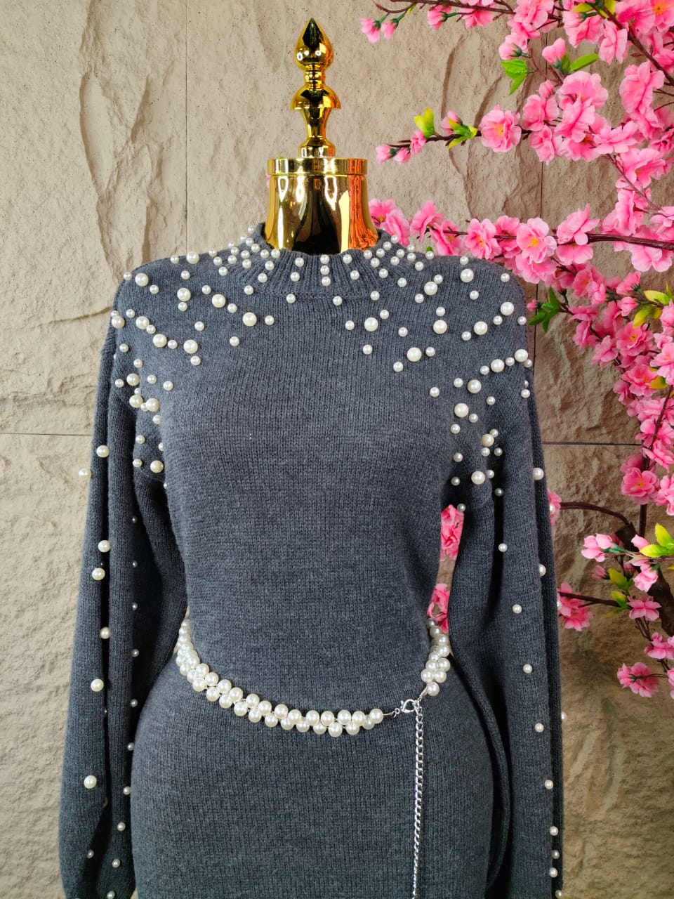 VESTIDO DE PUNTO CON PERLAS GRIS