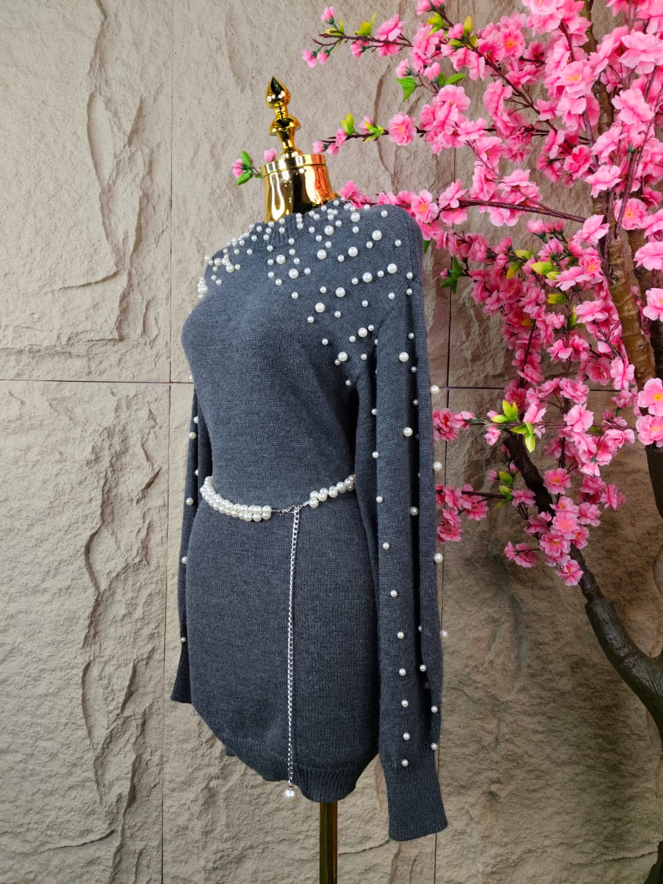 VESTIDO DE PUNTO CON PERLAS GRIS
