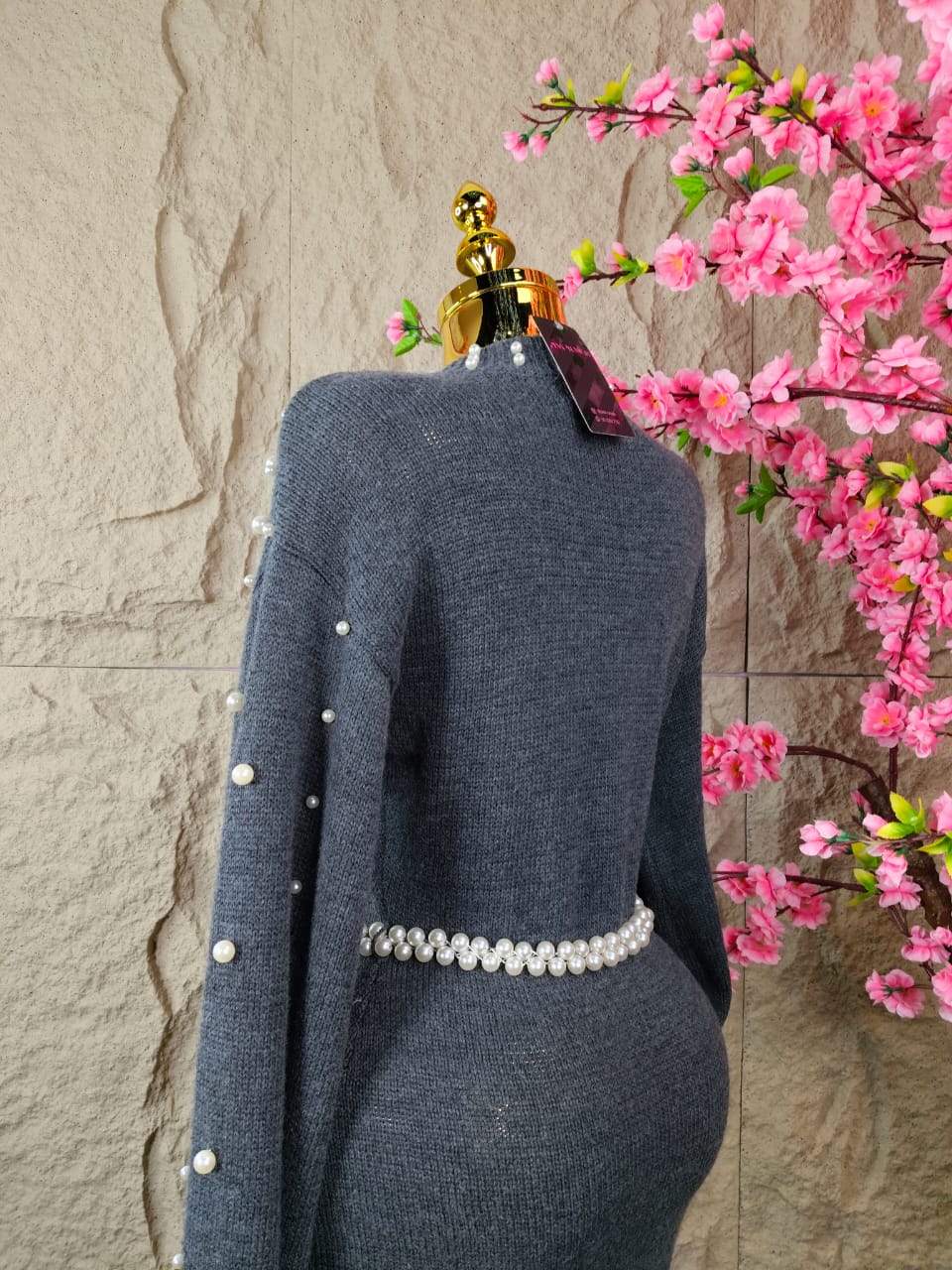 VESTIDO DE PUNTO CON PERLAS GRIS