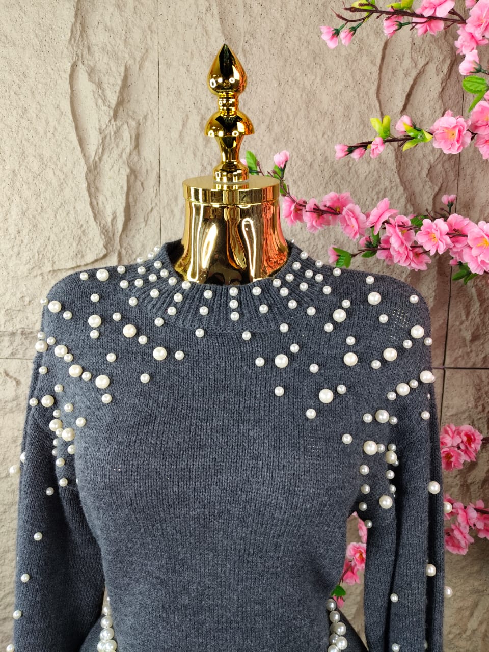 VESTIDO DE PUNTO CON PERLAS GRIS