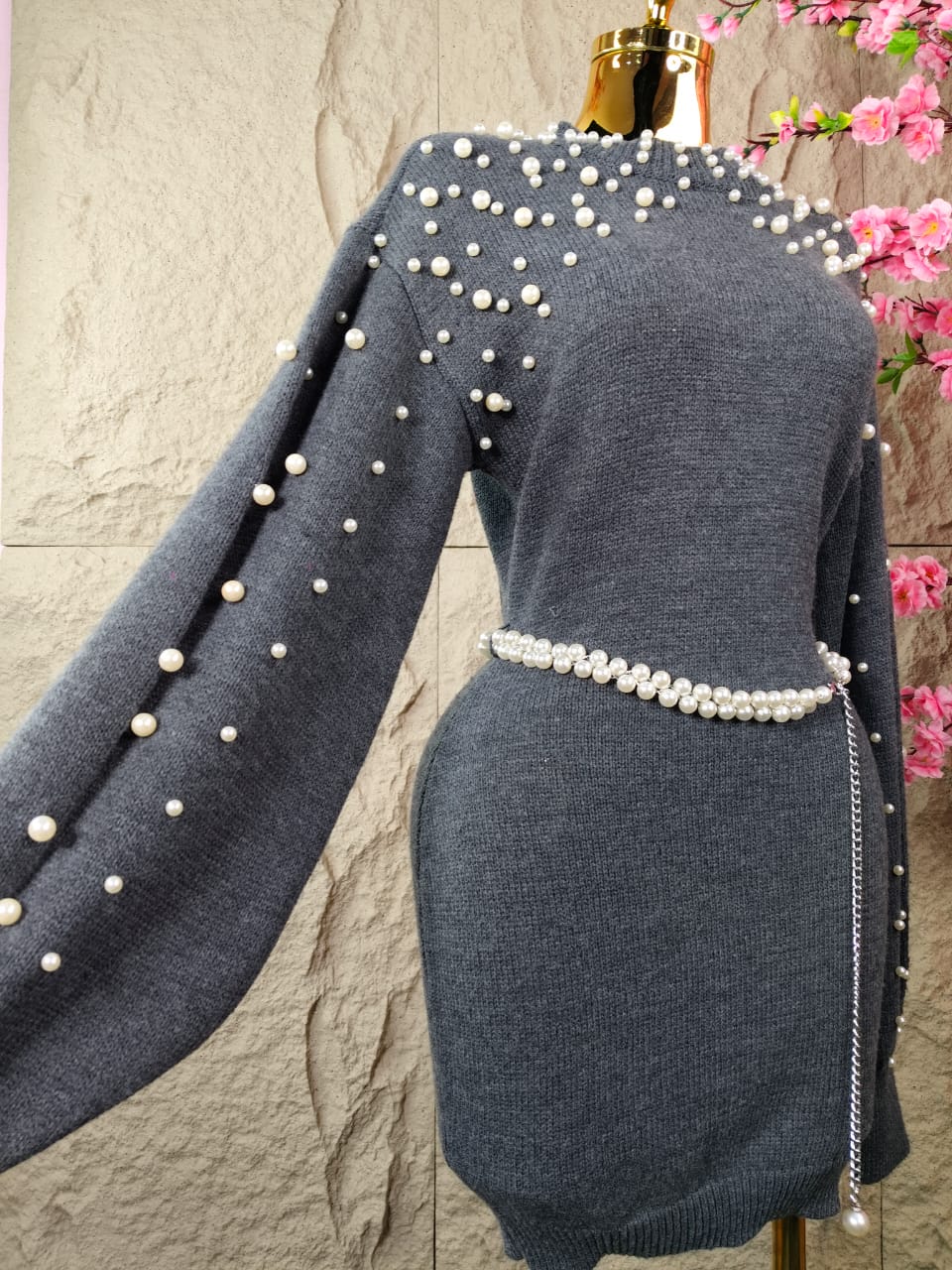 VESTIDO DE PUNTO CON PERLAS GRIS