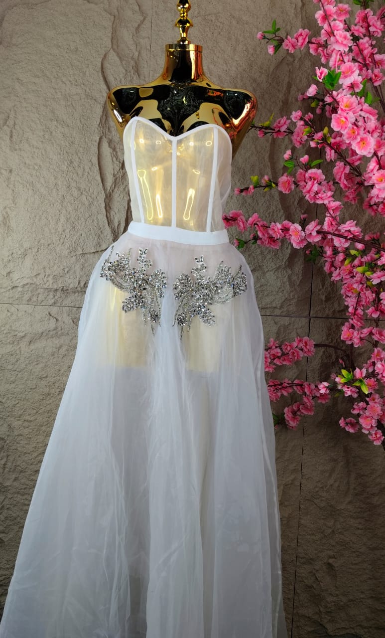 VESTIDO DE TUL Y SACO CORTO CON APPS BLANCO