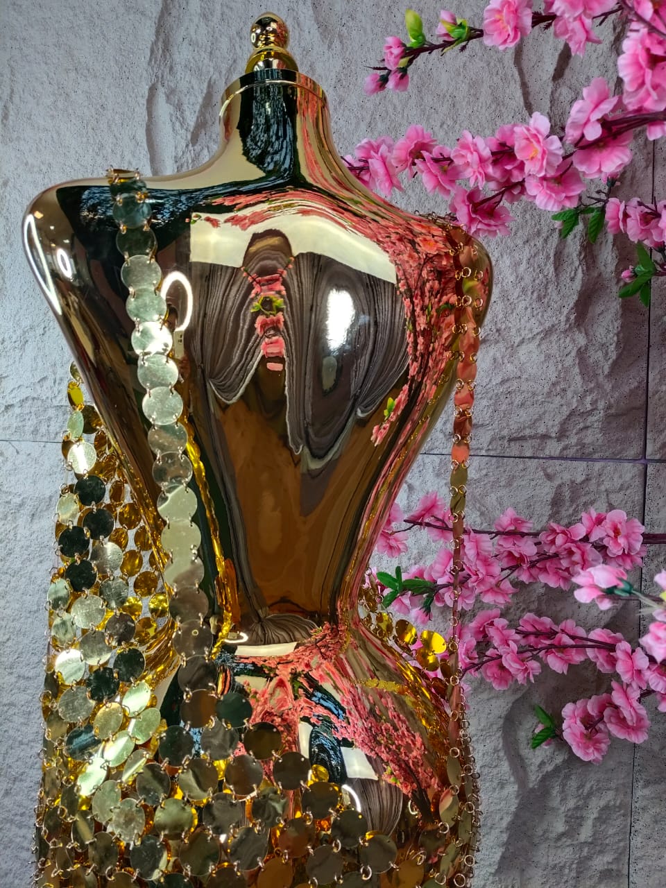 VESTIDO DE LENTEJUELAS DORADAS