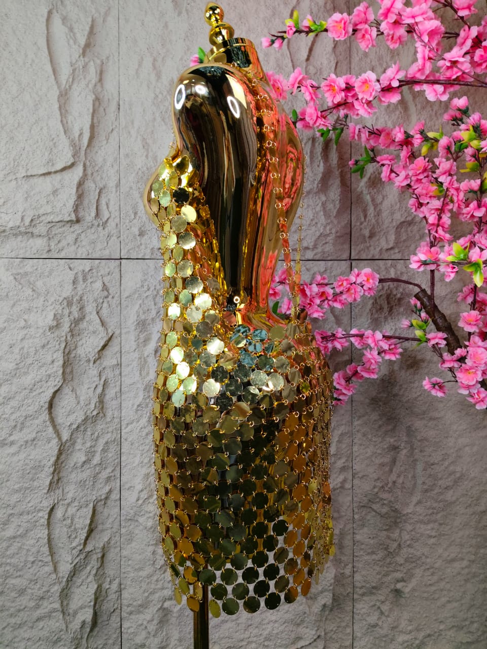 VESTIDO DE LENTEJUELAS DORADAS