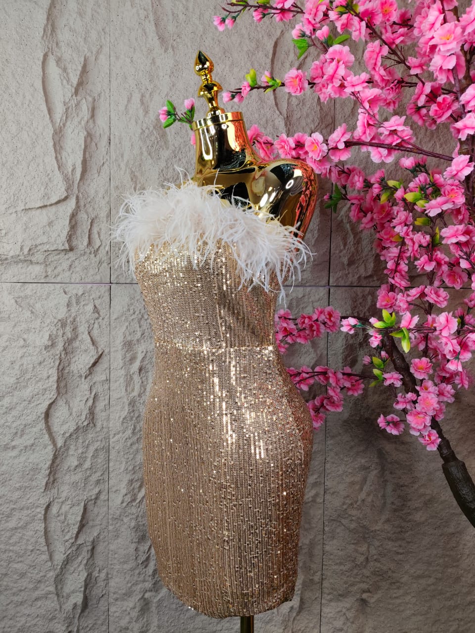 VESTIDO DE LENTEJUELA Y PLUMAS DORADO