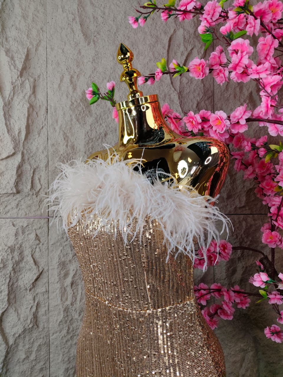 VESTIDO DE LENTEJUELA Y PLUMAS DORADO