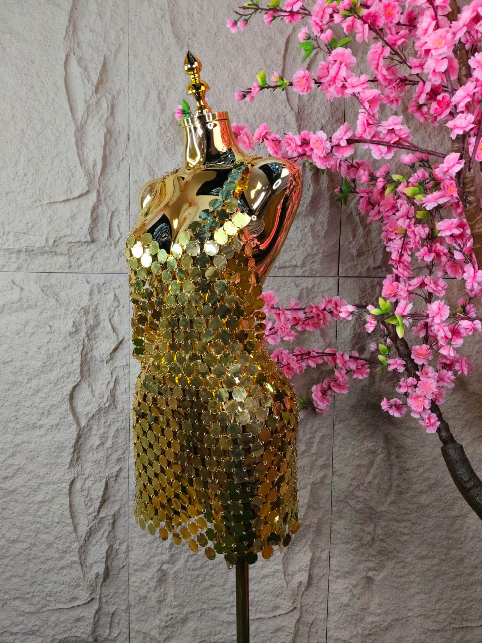 VESTIDO DE LENTEJUELAS DORADAS