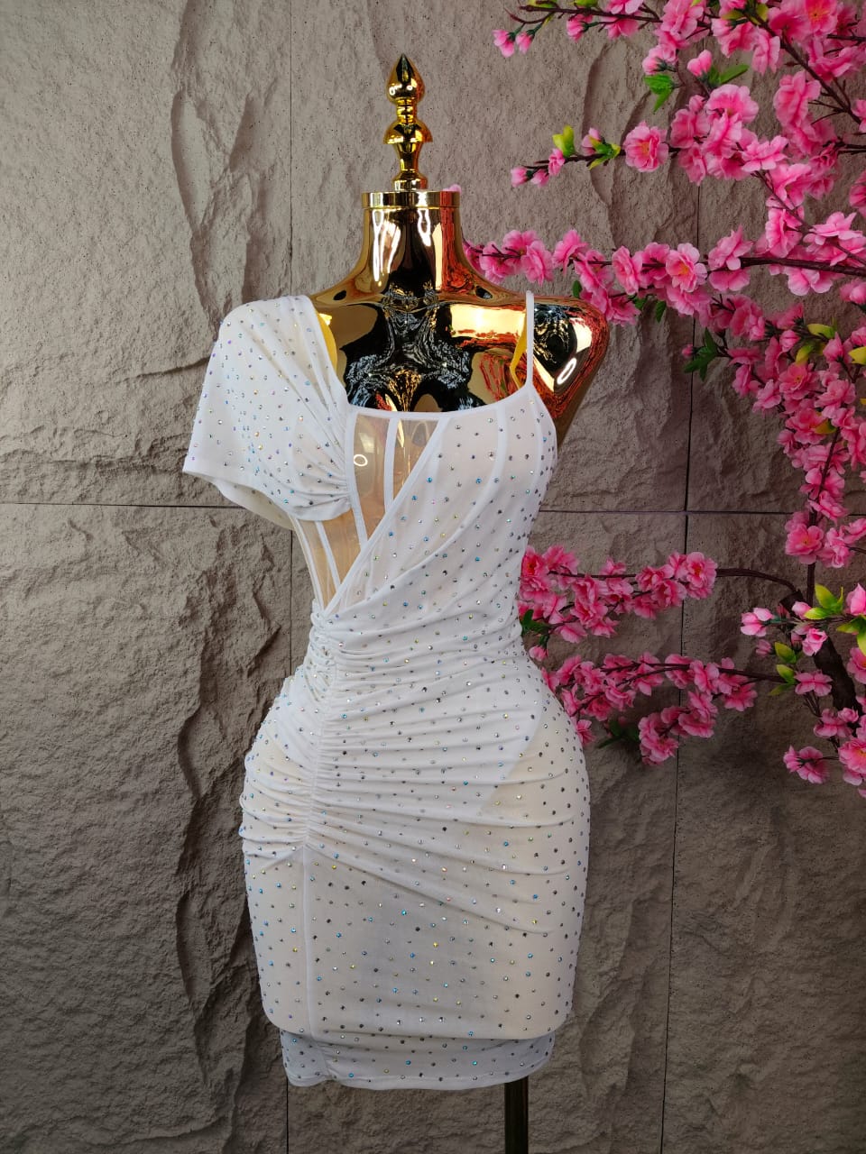 VESTIDO CORTO HOMBRO CUBIERTO CON BRILLOS BLANCO