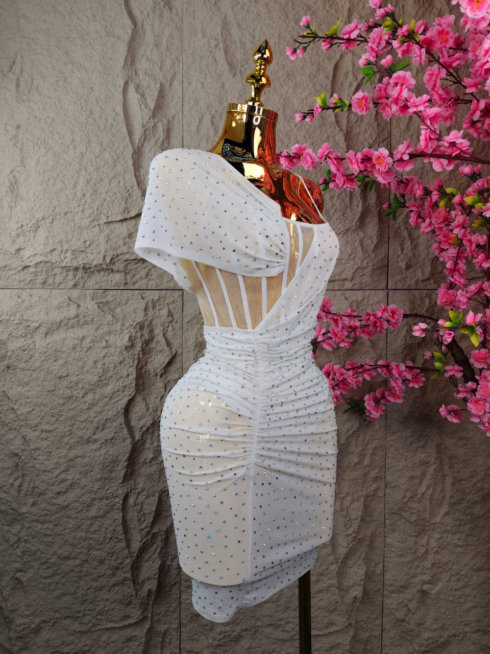 VESTIDO CORTO HOMBRO CUBIERTO CON BRILLOS BLANCO
