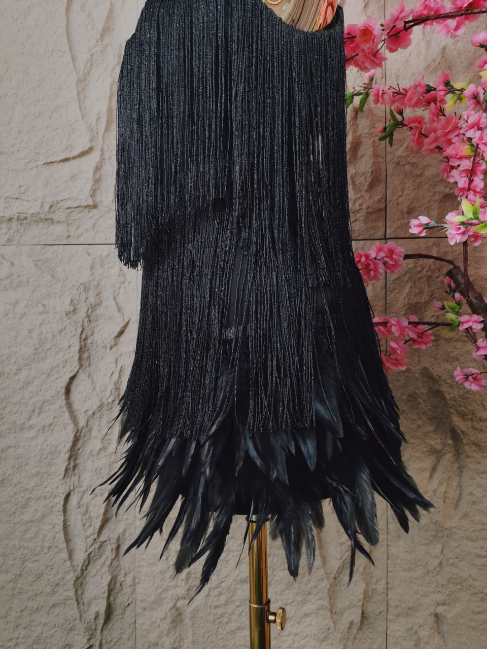 VESTIDO CORTO FLECOS Y PLUMAS NEGRO
