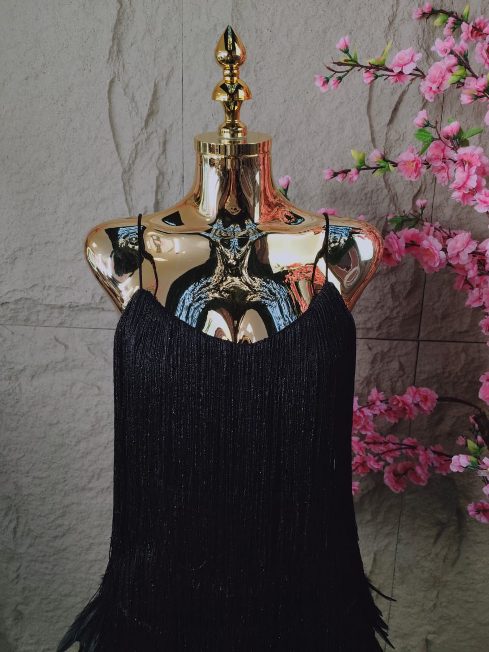 VESTIDO CORTO FLECOS Y PLUMAS NEGRO