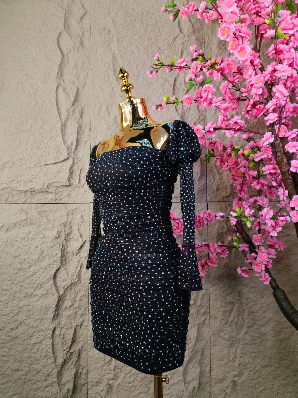 VESTIDO CORTO DRAPEADO ML CON BRILLOS NEGRO
