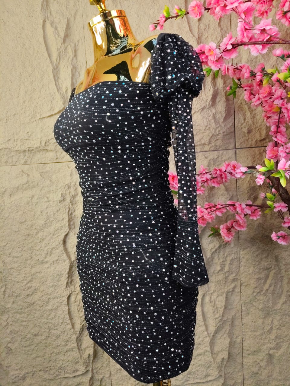 VESTIDO CORTO DRAPEADO ML CON BRILLOS NEGRO